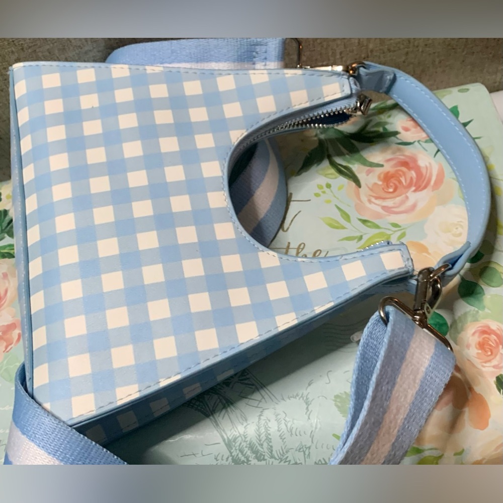 🦋NEW 🦋Mini suitcase style bag, blue and white🦋
#BLUE - Picture 4 of 16